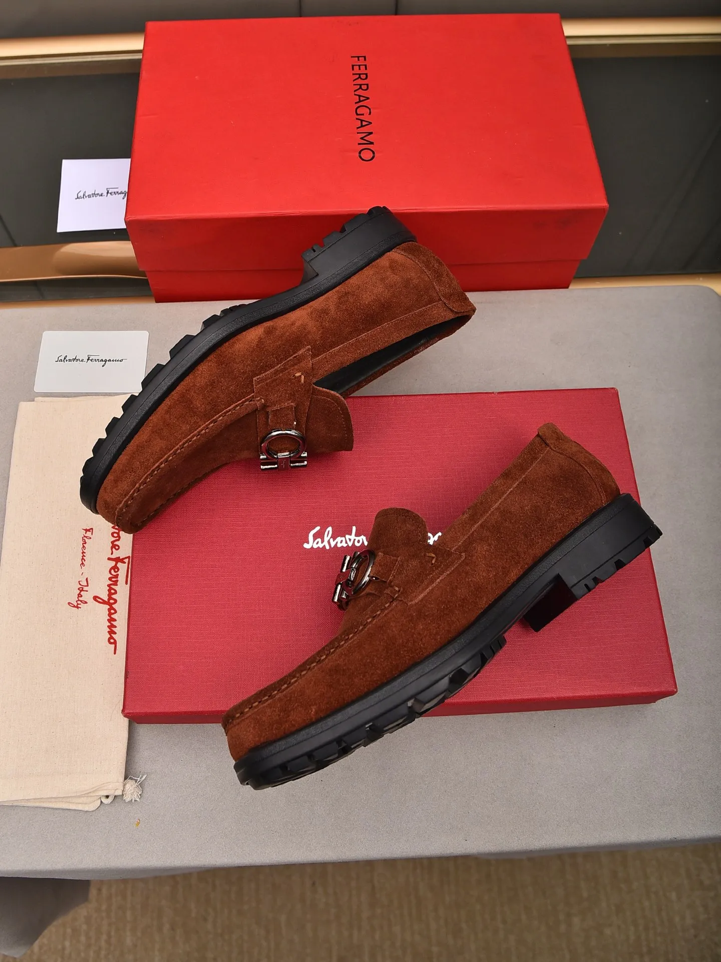 Men's shoes 💰: 500 Brand: Ferragamo Size: Men's size 38/44 (45 can be customized) Grade: Same style as the official website High-end quality men's shoes Material: Original first-layer calfskin Water-dyed cowhide lining Original outsole Style categories: Men's fashionable formal business casual leather shoes Slip-on men's shoes high-top series Young fashion European and American trends British style Casual matching Comfortable feet